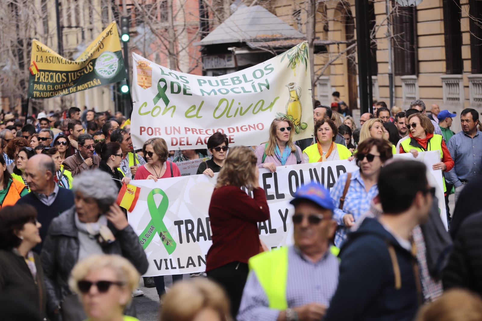 La marcha en la que participan 750 tractores y unos diez mil manifestantes llegados en 200 autobuses altera por completo la rutina de la ciudad
