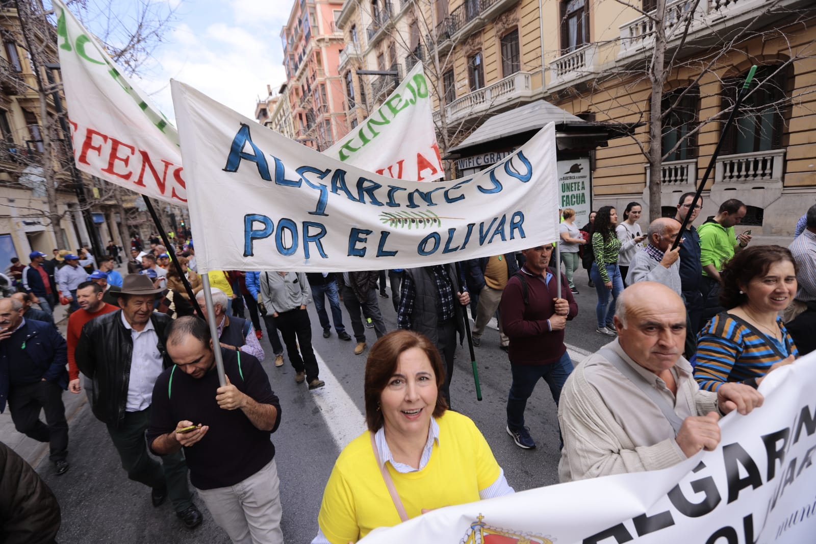 La marcha en la que participan 750 tractores y unos diez mil manifestantes llegados en 200 autobuses altera por completo la rutina de la ciudad