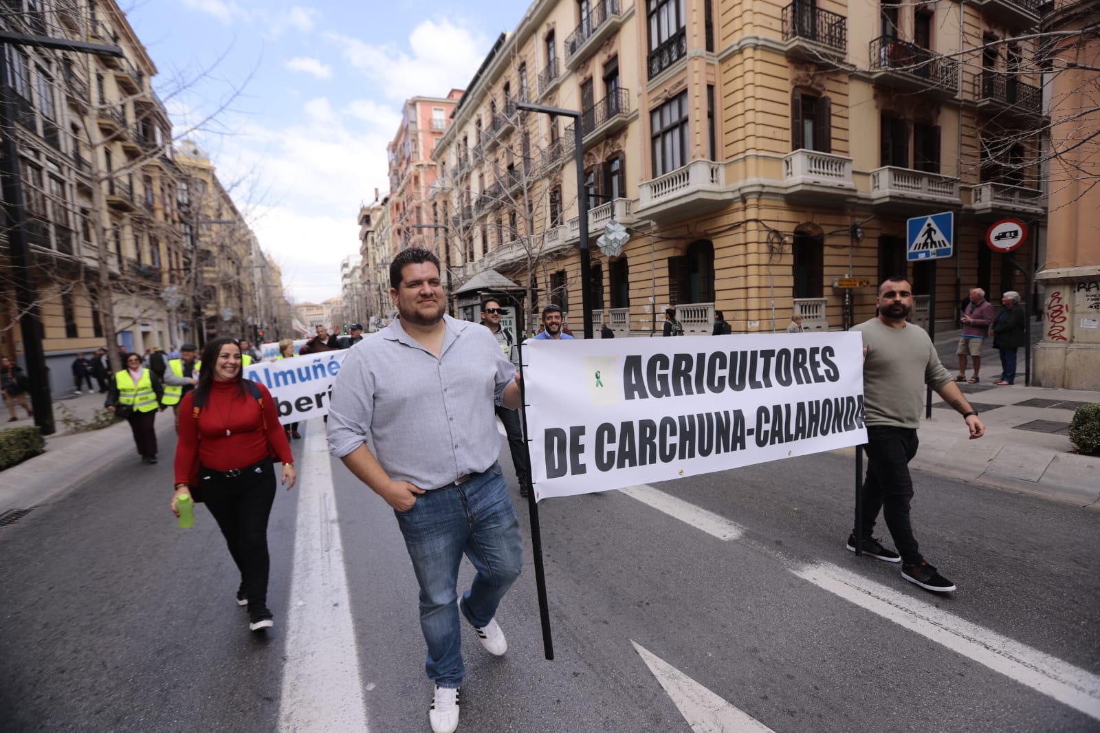 La marcha en la que participan 750 tractores y unos diez mil manifestantes llegados en 200 autobuses altera por completo la rutina de la ciudad