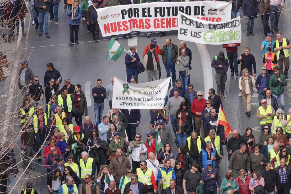 La marcha en la que participan 750 tractores y unos diez mil manifestantes llegados en 200 autobuses altera por completo la rutina de la ciudad