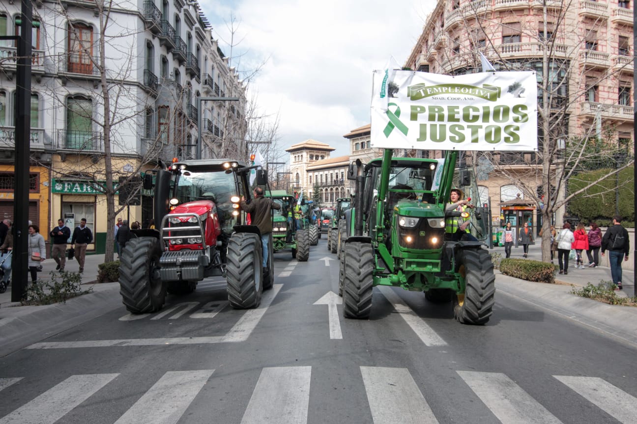 La marcha en la que participan 750 tractores y unos diez mil manifestantes llegados en 200 autobuses altera por completo la rutina de la ciudad
