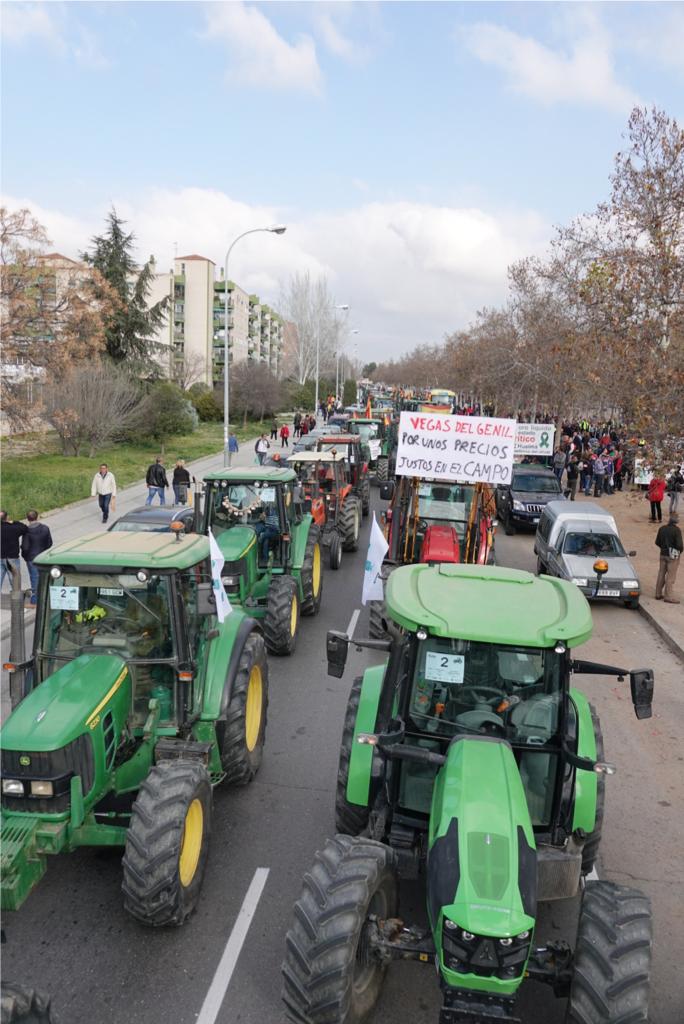 La marcha en la que participan 500 tractores y unos diez mil manifestantes llegados en 200 autobuses altera por completo la rutina de la ciudad