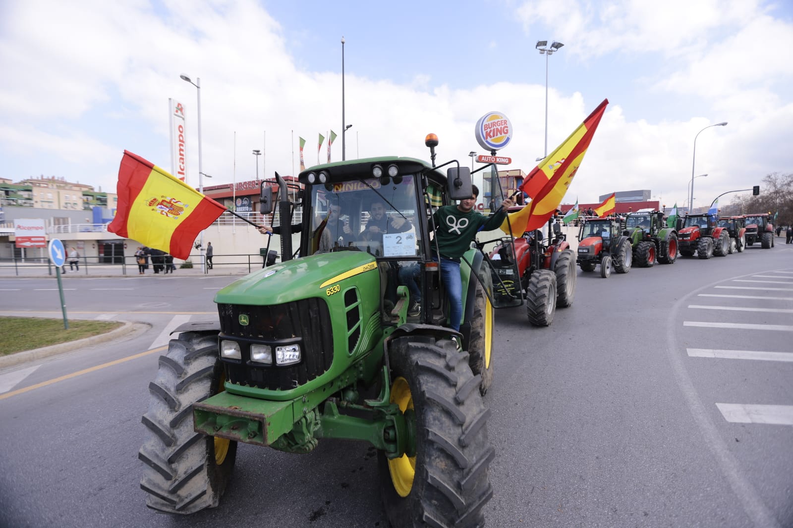 La marcha en la que participan 500 tractores y unos diez mil manifestantes llegados en 200 autobuses altera por completo la rutina de la ciudad