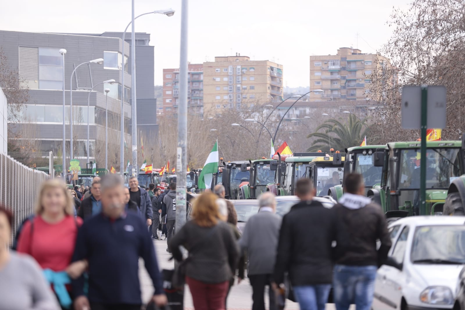La marcha en la que participan 500 tractores y unos diez mil manifestantes llegados en 200 autobuses altera por completo la rutina de la ciudad