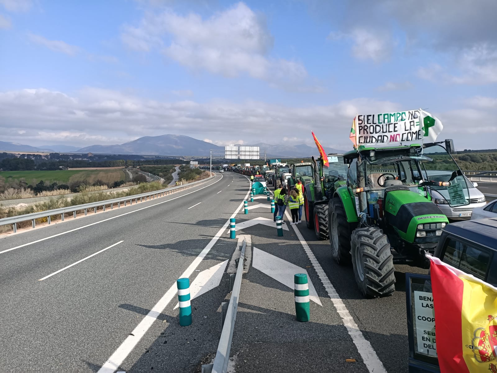 La marcha en la que participan 500 tractores y unos diez mil manifestantes llegados en 200 autobuses altera por completo la rutina de la ciudad