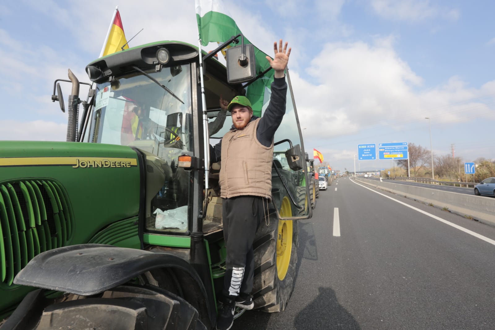 La marcha en la que participan 500 tractores y unos diez mil manifestantes llegados en 200 autobuses altera por completo la rutina de la ciudad