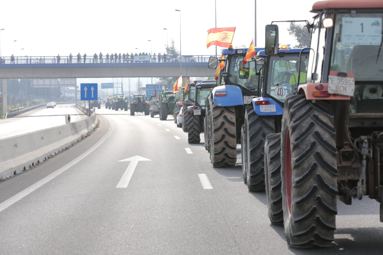 La marcha en la que participan 500 tractores y unos diez mil manifestantes llegados en 200 autobuses altera por completo la rutina de la ciudad
