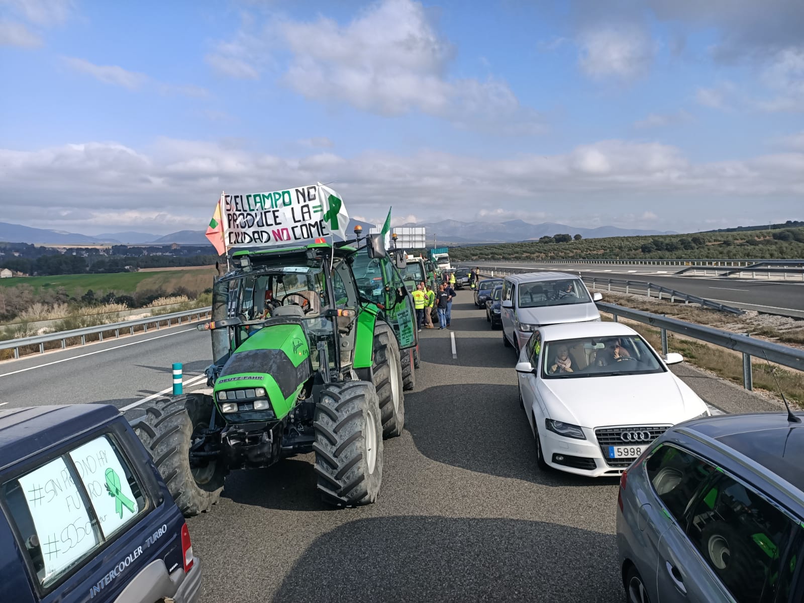 La marcha en la que participan 500 tractores y unos diez mil manifestantes llegados en 200 autobuses altera por completo la rutina de la ciudad