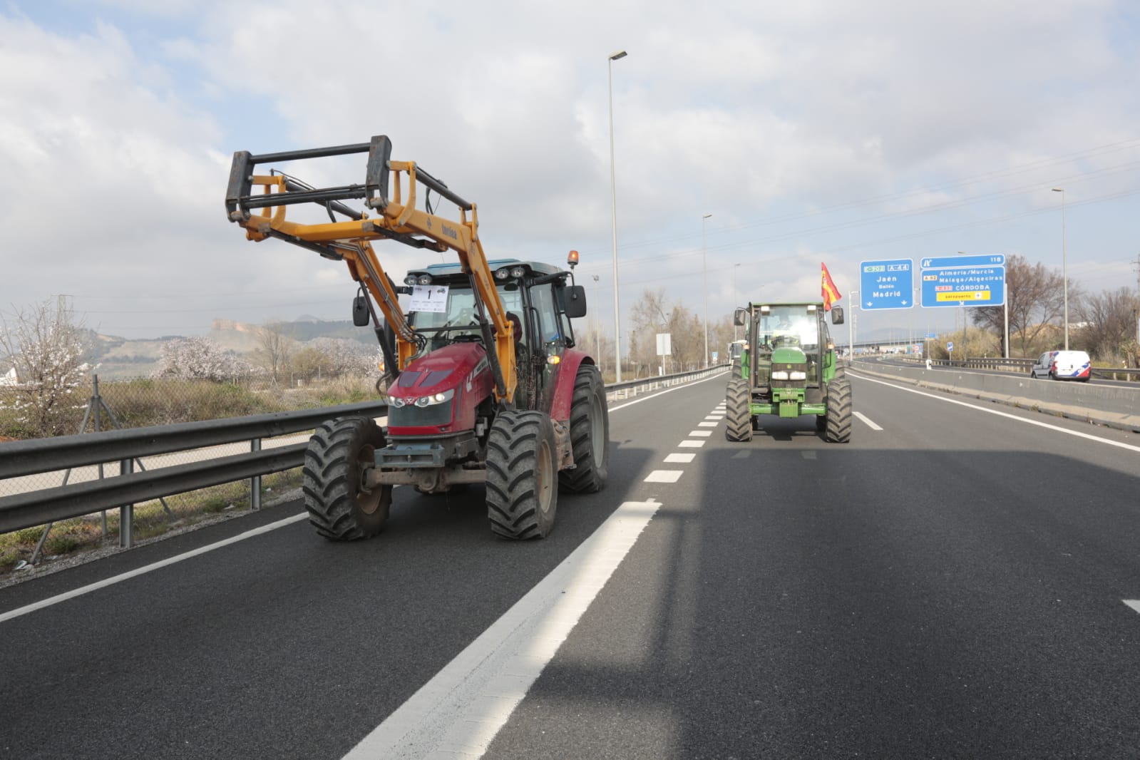La marcha en la que participan 500 tractores y unos diez mil manifestantes llegados en 200 autobuses altera por completo la rutina de la ciudad