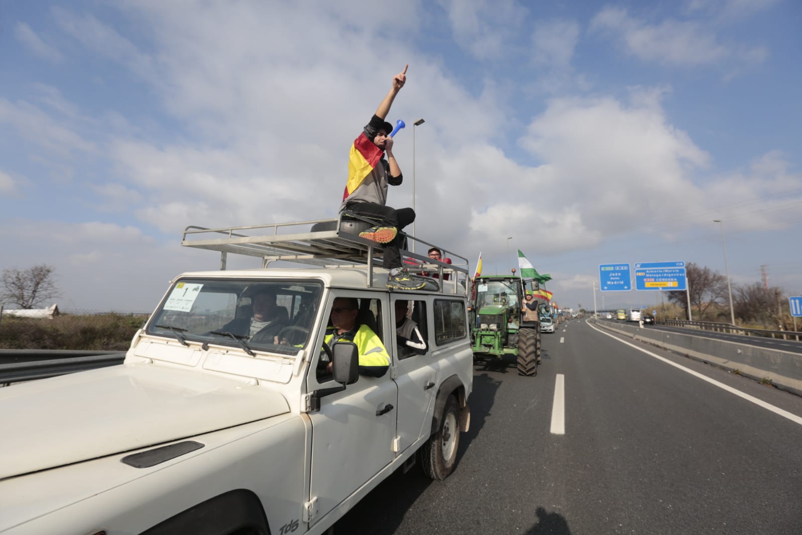 La marcha en la que participan 500 tractores y unos diez mil manifestantes llegados en 200 autobuses altera por completo la rutina de la ciudad