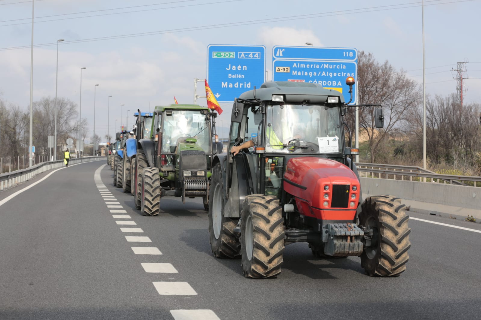 La marcha en la que participan 500 tractores y unos diez mil manifestantes llegados en 200 autobuses altera por completo la rutina de la ciudad
