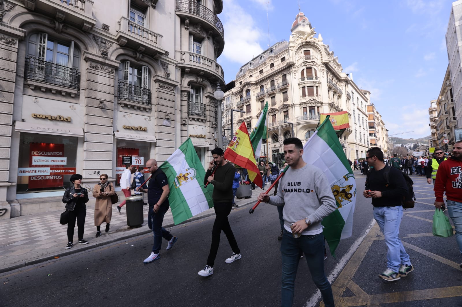 La marcha en la que participan 750 tractores y unos diez mil manifestantes llegados en 200 autobuses altera por completo la rutina de la ciudad