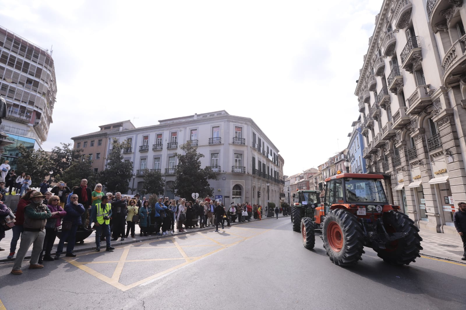 La marcha en la que participan 750 tractores y unos diez mil manifestantes llegados en 200 autobuses altera por completo la rutina de la ciudad