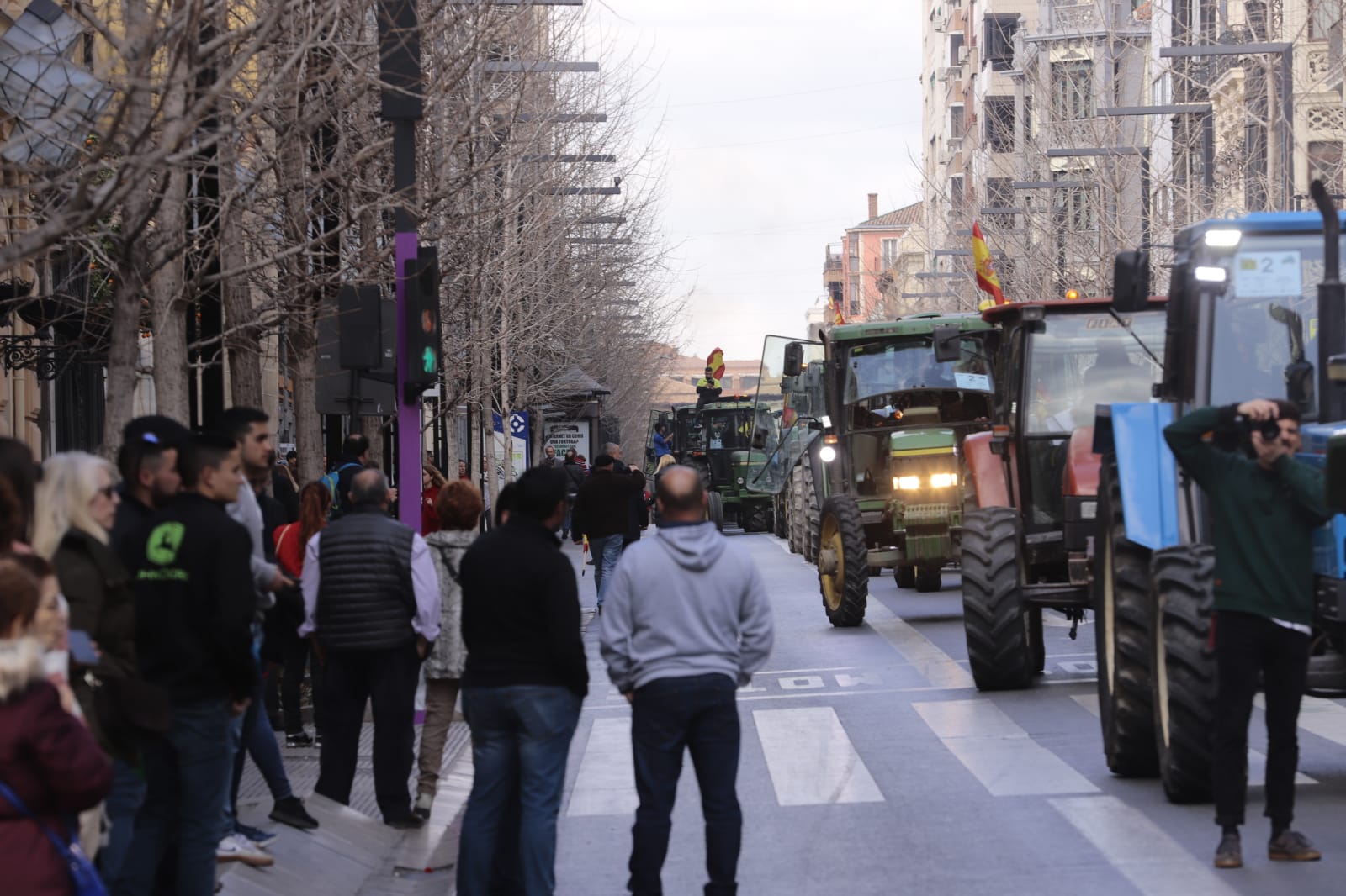 La marcha en la que participan 750 tractores y unos diez mil manifestantes llegados en 200 autobuses altera por completo la rutina de la ciudad