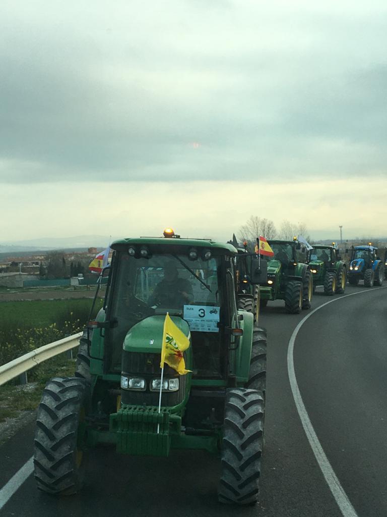 La marcha en la que participan 500 tractores y unos diez mil manifestantes llegados en 200 autobuses altera por completo la rutina de la ciudad