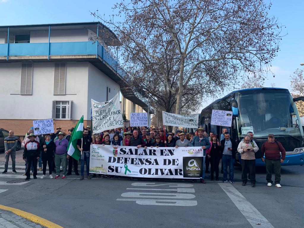 La marcha en la que participan 500 tractores y unos diez mil manifestantes llegados en 200 autobuses altera por completo la rutina de la ciudad