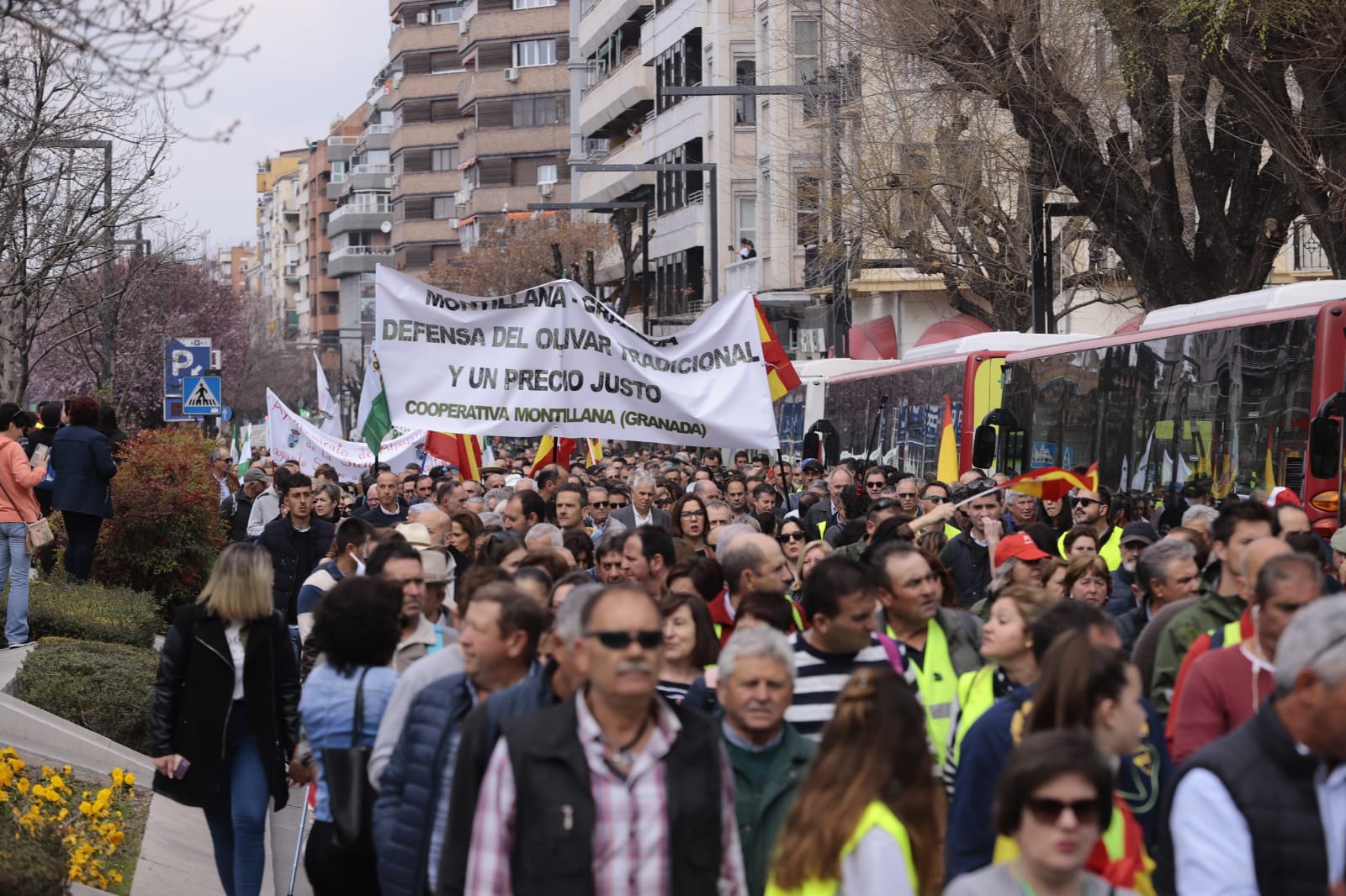 La marcha en la que participan 750 tractores y unos diez mil manifestantes llegados en 200 autobuses altera por completo la rutina de la ciudad