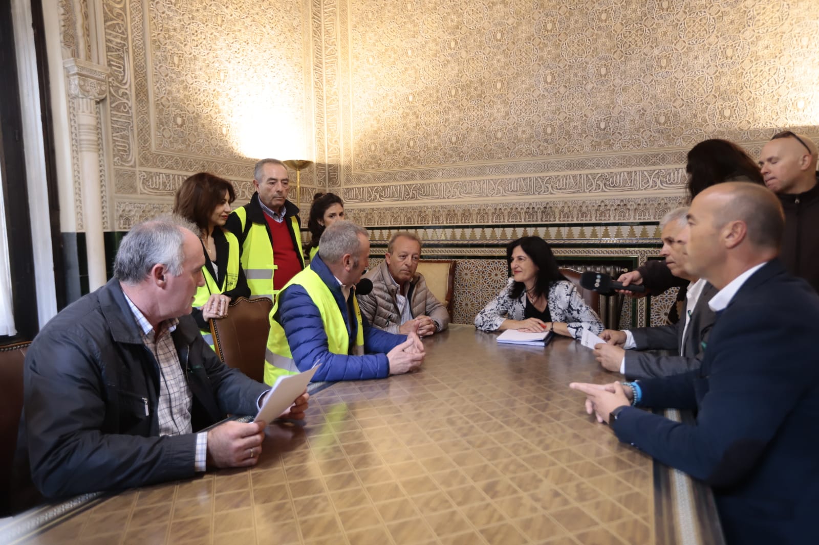 La marcha en la que participan 750 tractores y unos diez mil manifestantes llegados en 200 autobuses altera por completo la rutina de la ciudad