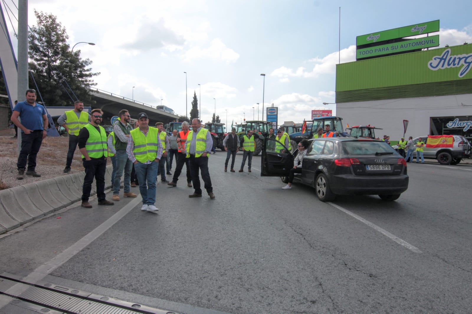 La marcha en la que participan 750 tractores y unos diez mil manifestantes llegados en 200 autobuses altera por completo la rutina de la ciudad