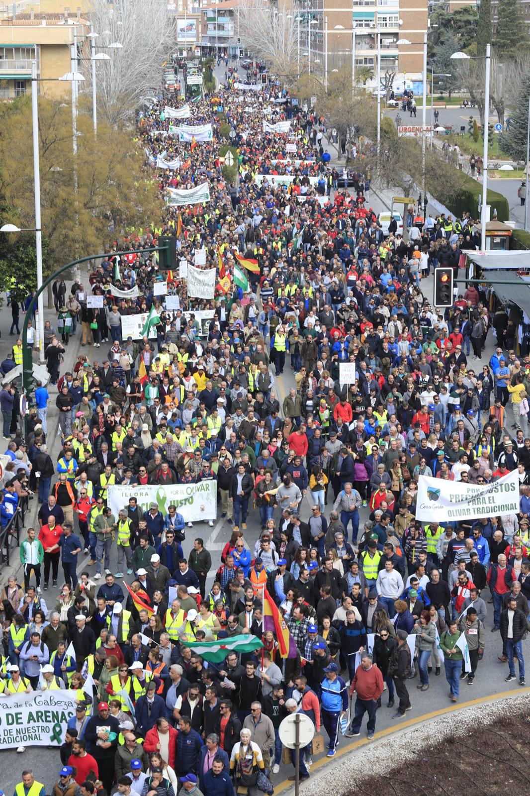 La marcha en la que participan 500 tractores y unos diez mil manifestantes llegados en 200 autobuses altera por completo la rutina de la ciudad