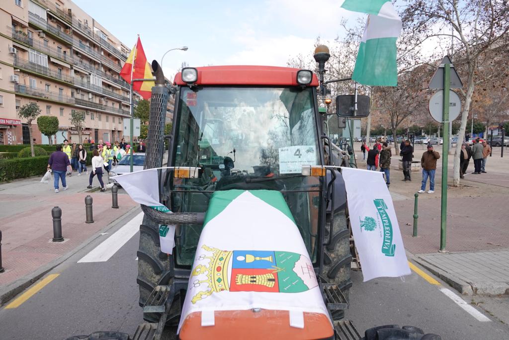 La marcha en la que participan 500 tractores y unos diez mil manifestantes llegados en 200 autobuses altera por completo la rutina de la ciudad