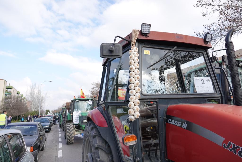 La marcha en la que participan 500 tractores y unos diez mil manifestantes llegados en 200 autobuses altera por completo la rutina de la ciudad