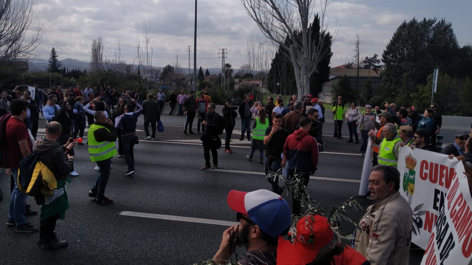 La marcha en la que participan 750 tractores y unos diez mil manifestantes llegados en 200 autobuses altera por completo la rutina de la ciudad