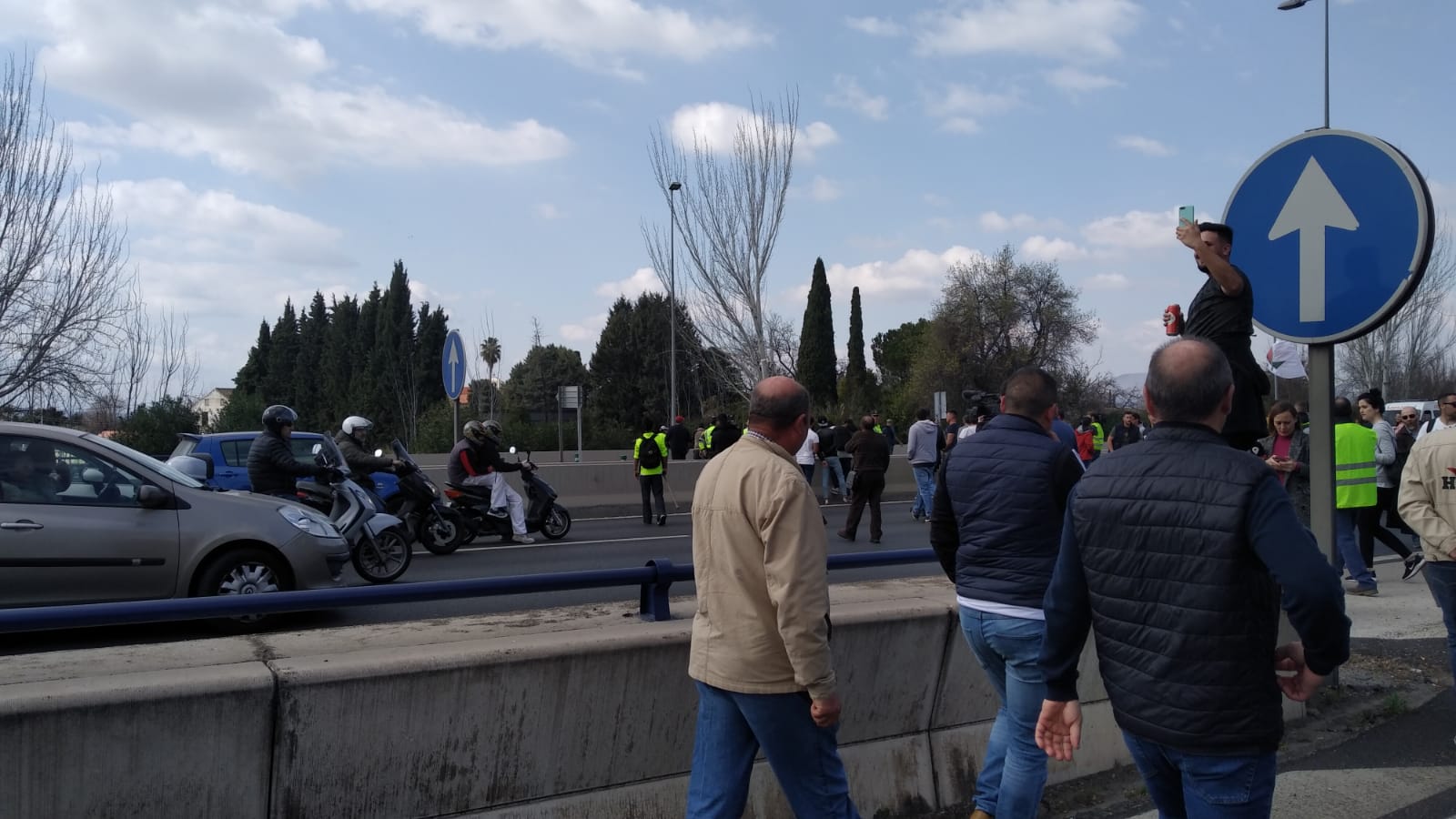 La marcha en la que participan 750 tractores y unos diez mil manifestantes llegados en 200 autobuses altera por completo la rutina de la ciudad