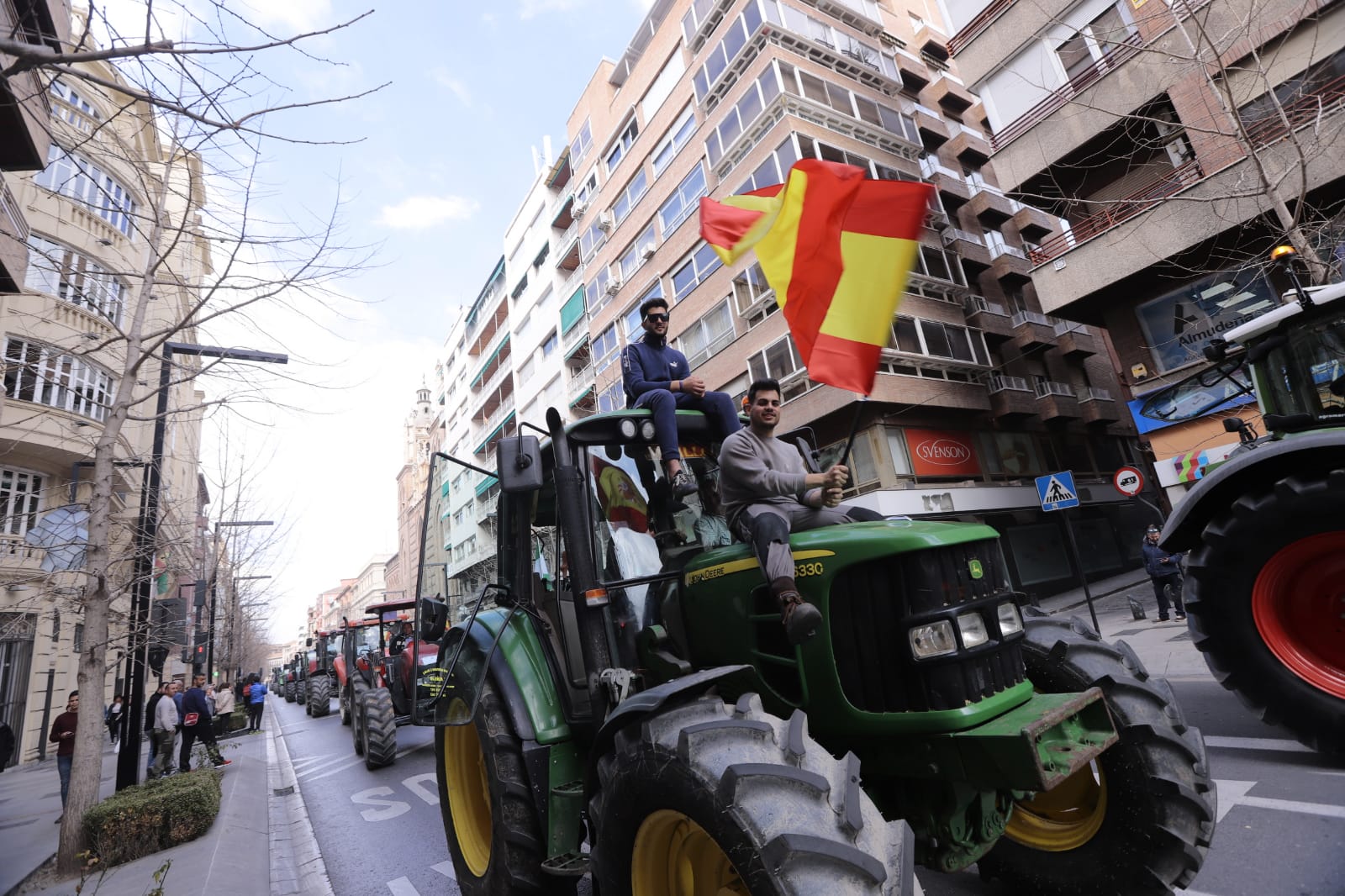 La marcha en la que participan 750 tractores y unos diez mil manifestantes llegados en 200 autobuses altera por completo la rutina de la ciudad