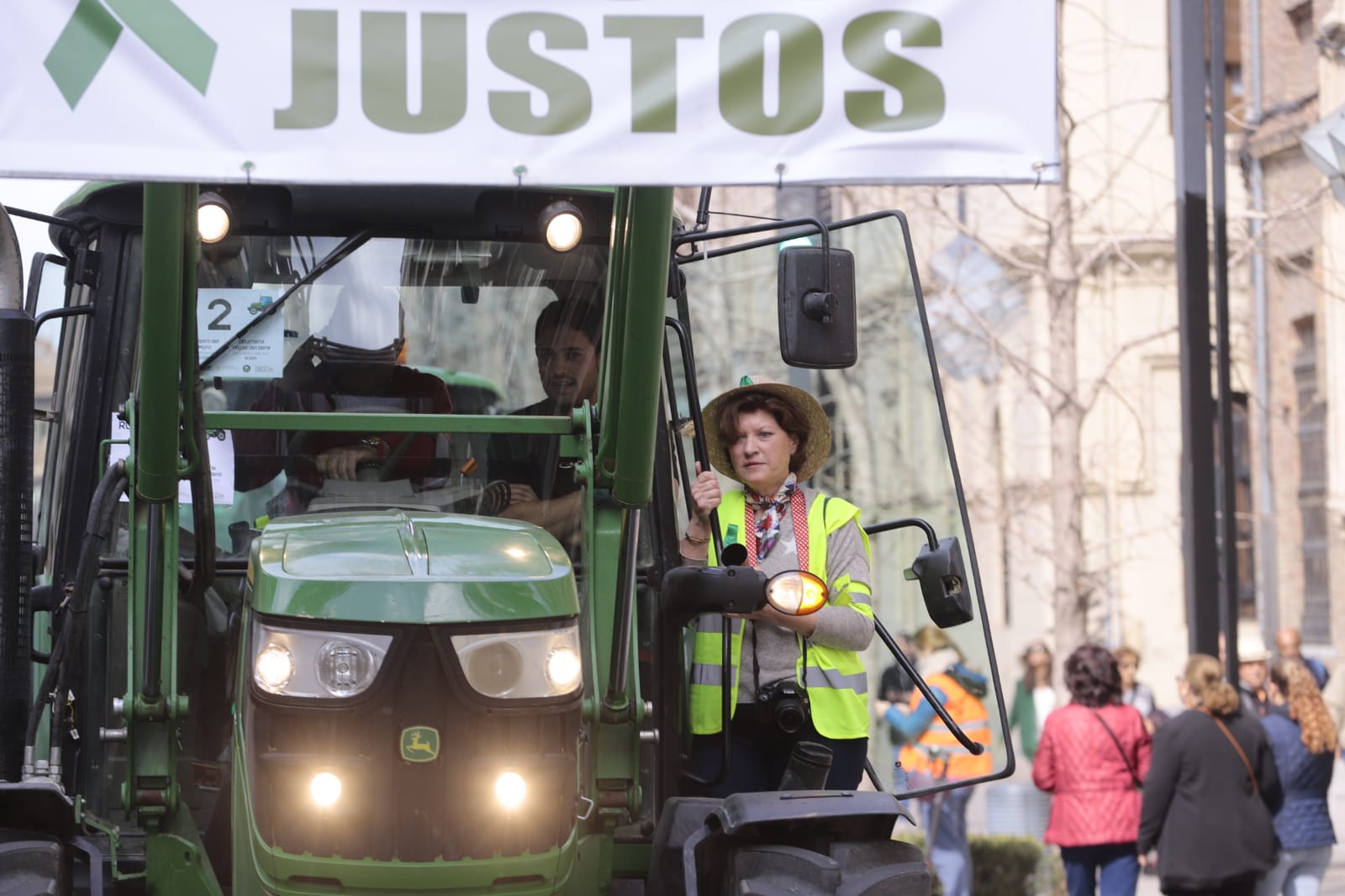 La marcha en la que participan 750 tractores y unos diez mil manifestantes llegados en 200 autobuses altera por completo la rutina de la ciudad