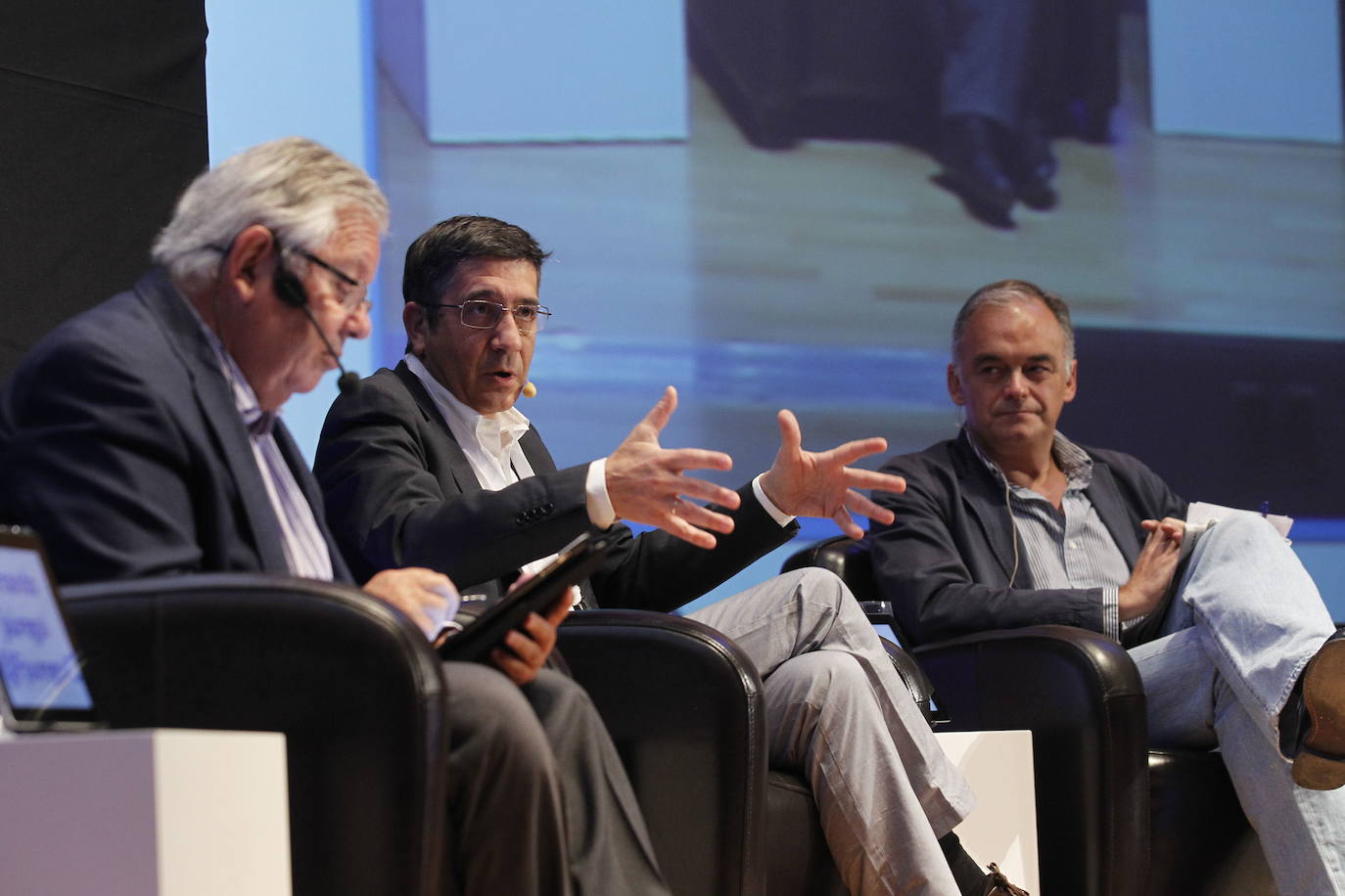 Fernando Jáuregui, con el exlendakari, Patxi López y el diputado del PP, Esteban González Pons, durante su participación en el evento.