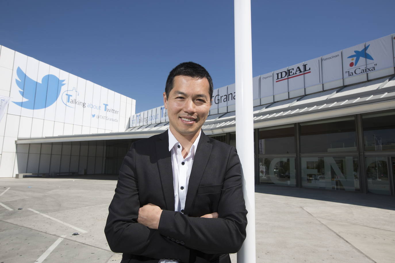 Tony Wang, director general de Twitter en Europa posa para una entrevista con IDEAL.