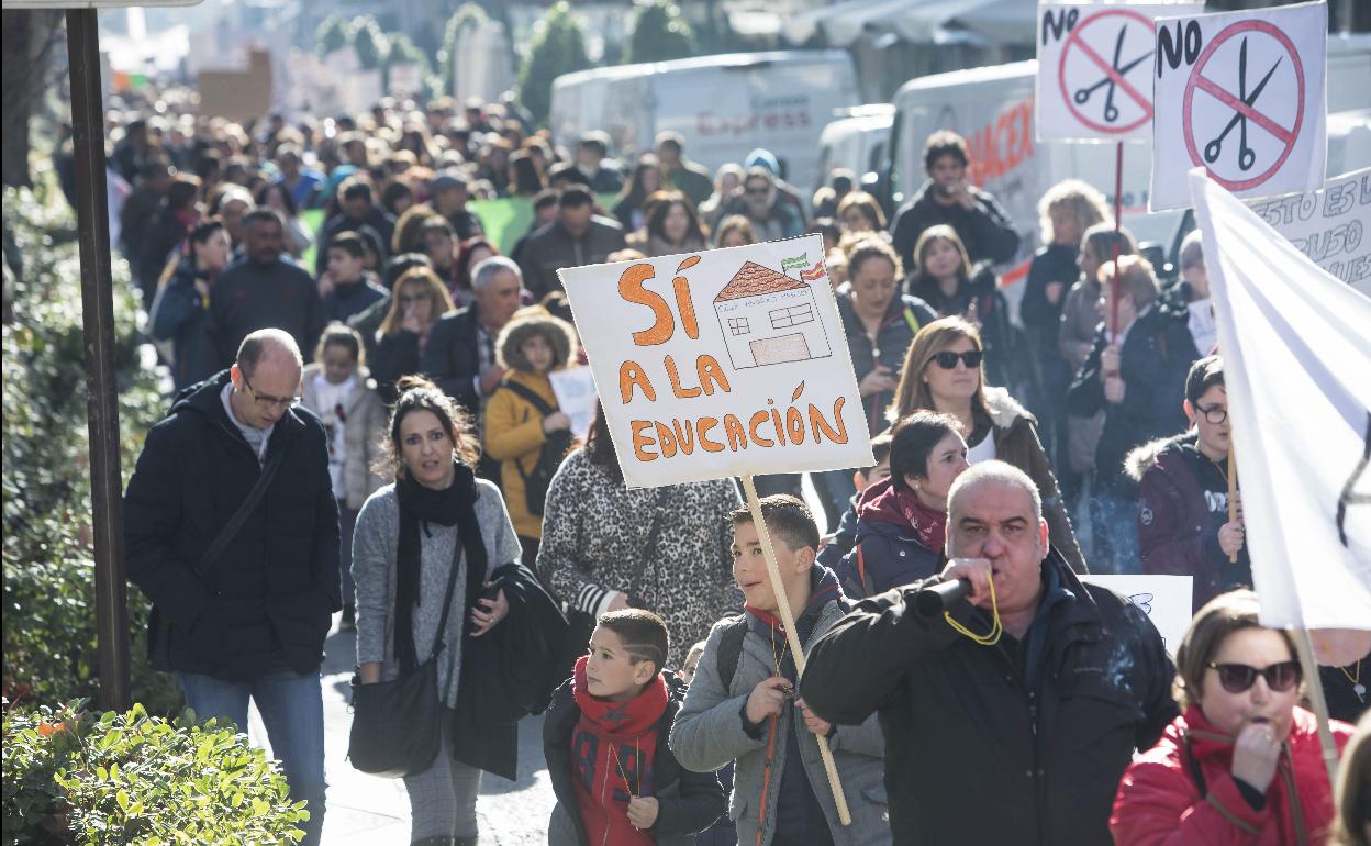 Movilización realizada en Granada contra los cambios en los colegios rurales.