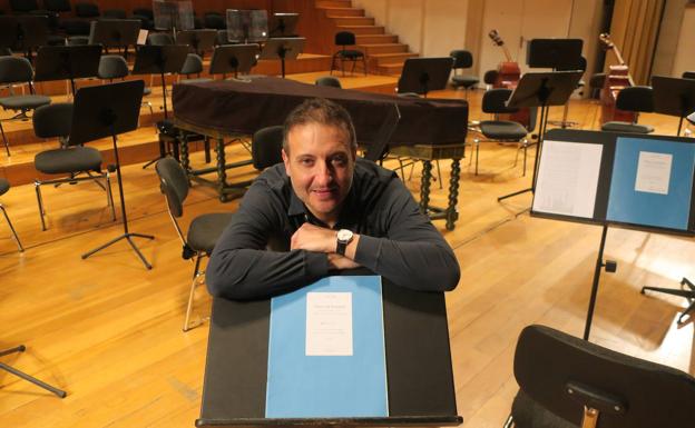 Carlos Mena, ante la partitura de 'Orfeo' en el escenario del Falla.