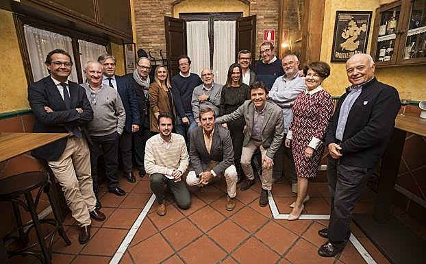 Granados, Henares, Girón, Caracuel, Carazo, Morales, Cruz, Díaz, Gutiérrez, Cabrera, Saavedra, Ferreira, Vico, Rueda, Ruiz y García-Royo, en la reunión de exconcejales. 