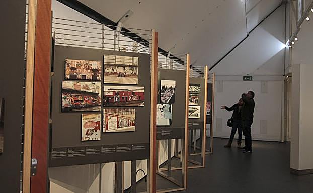 Imagen principal - Una exposición gratuita muestra los secretos del Guernica en el centro de Granada