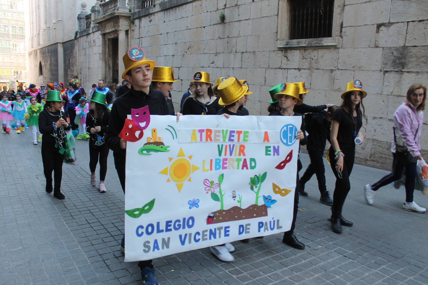El pasacalles infantil de los colegios de la ciudad ha inundado de color y alegría la plaza de Santa María 