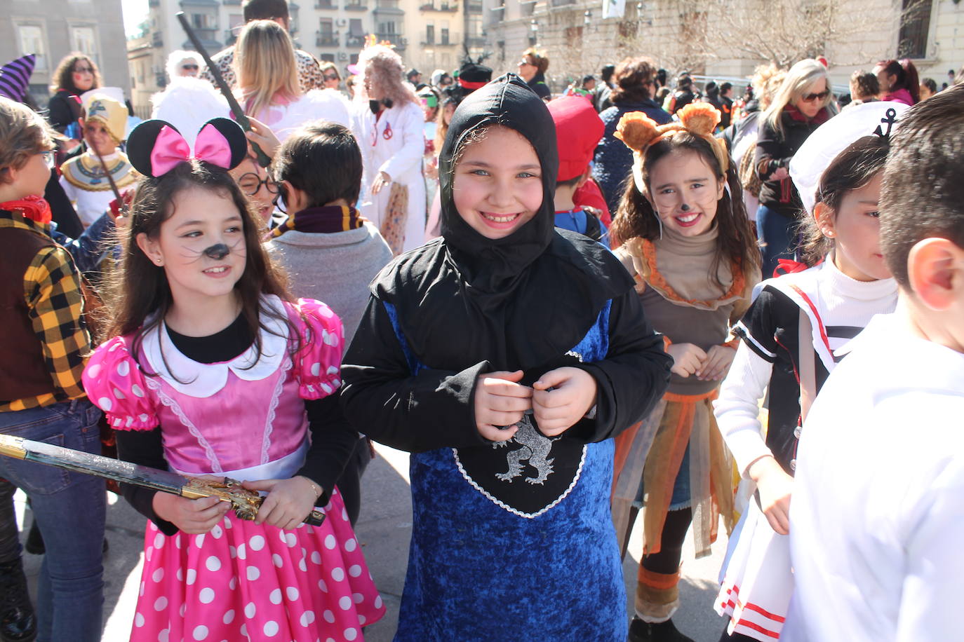 El pasacalles infantil de los colegios de la ciudad ha inundado de color y alegría la plaza de Santa María 