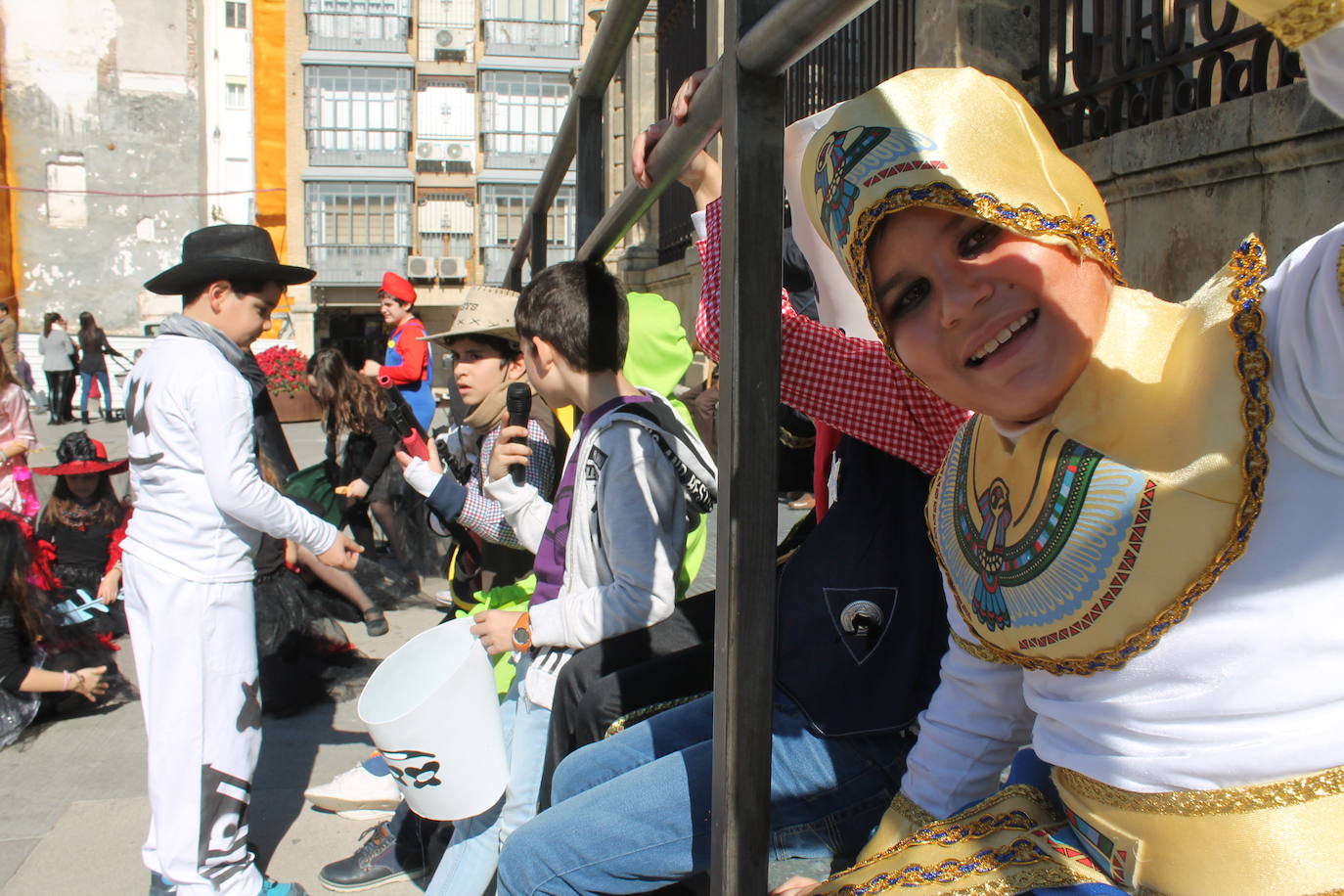 El pasacalles infantil de los colegios de la ciudad ha inundado de color y alegría la plaza de Santa María 