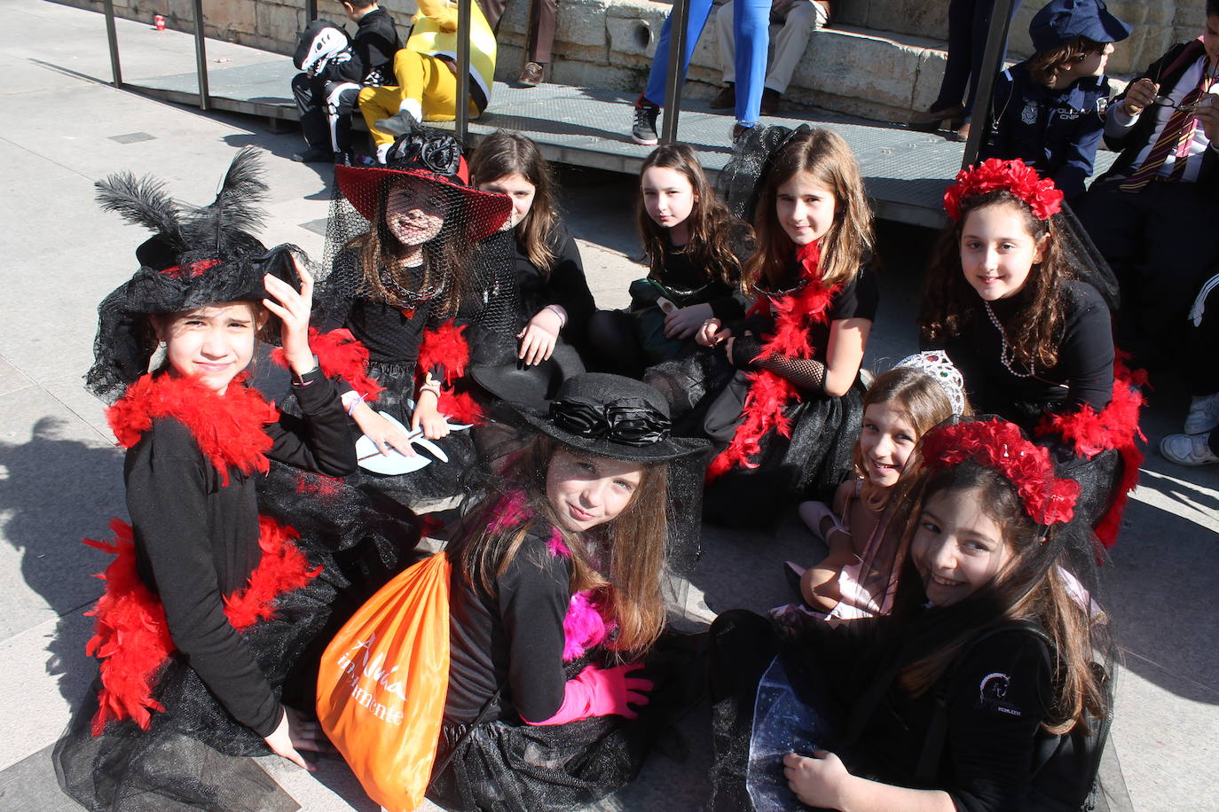 El pasacalles infantil de los colegios de la ciudad ha inundado de color y alegría la plaza de Santa María 