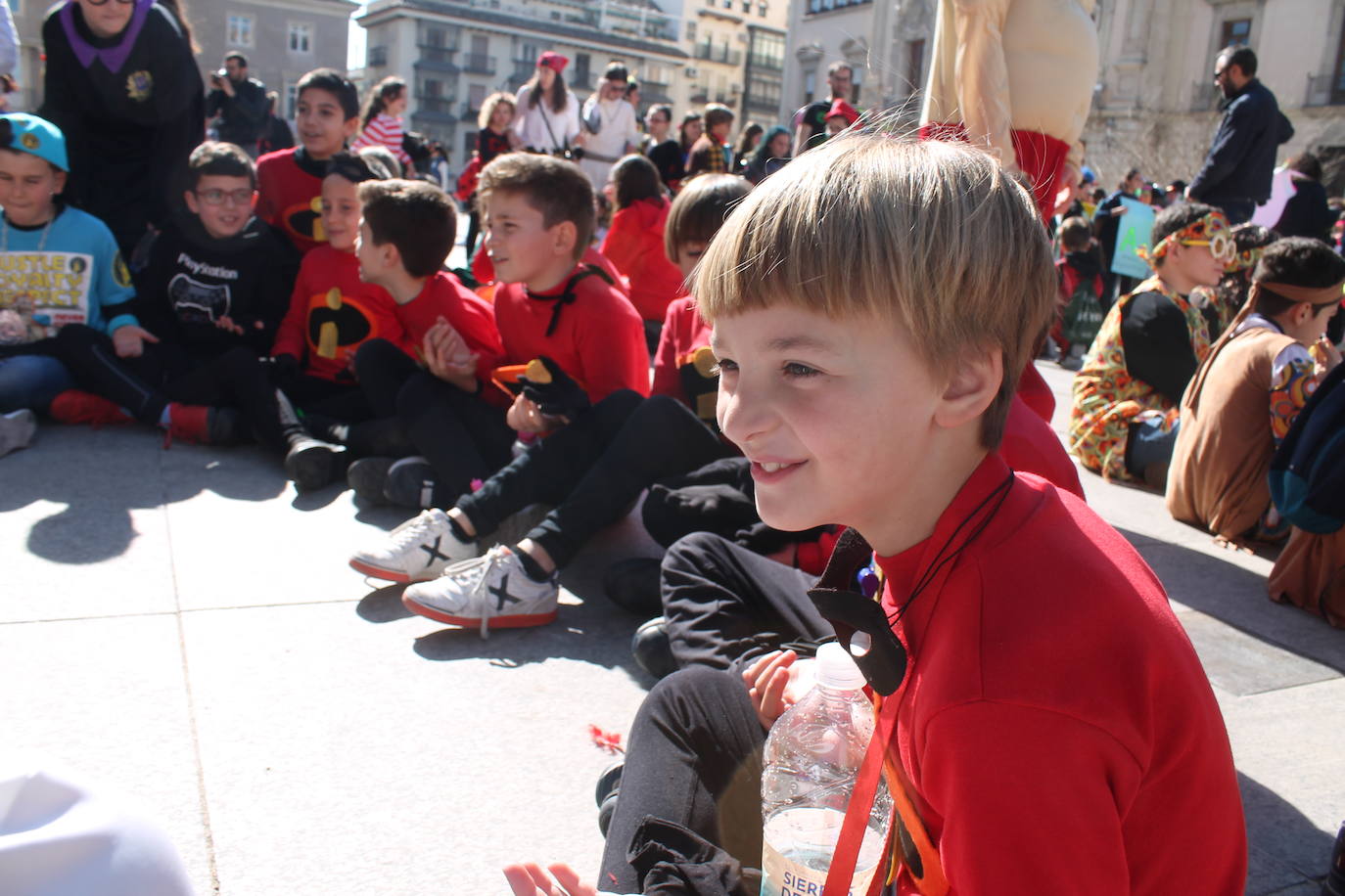 El pasacalles infantil de los colegios de la ciudad ha inundado de color y alegría la plaza de Santa María 