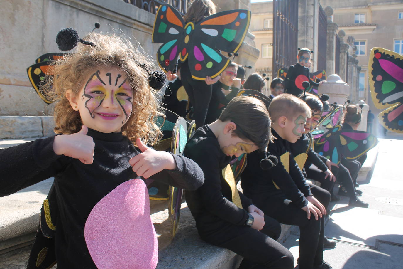El pasacalles infantil de los colegios de la ciudad ha inundado de color y alegría la plaza de Santa María 