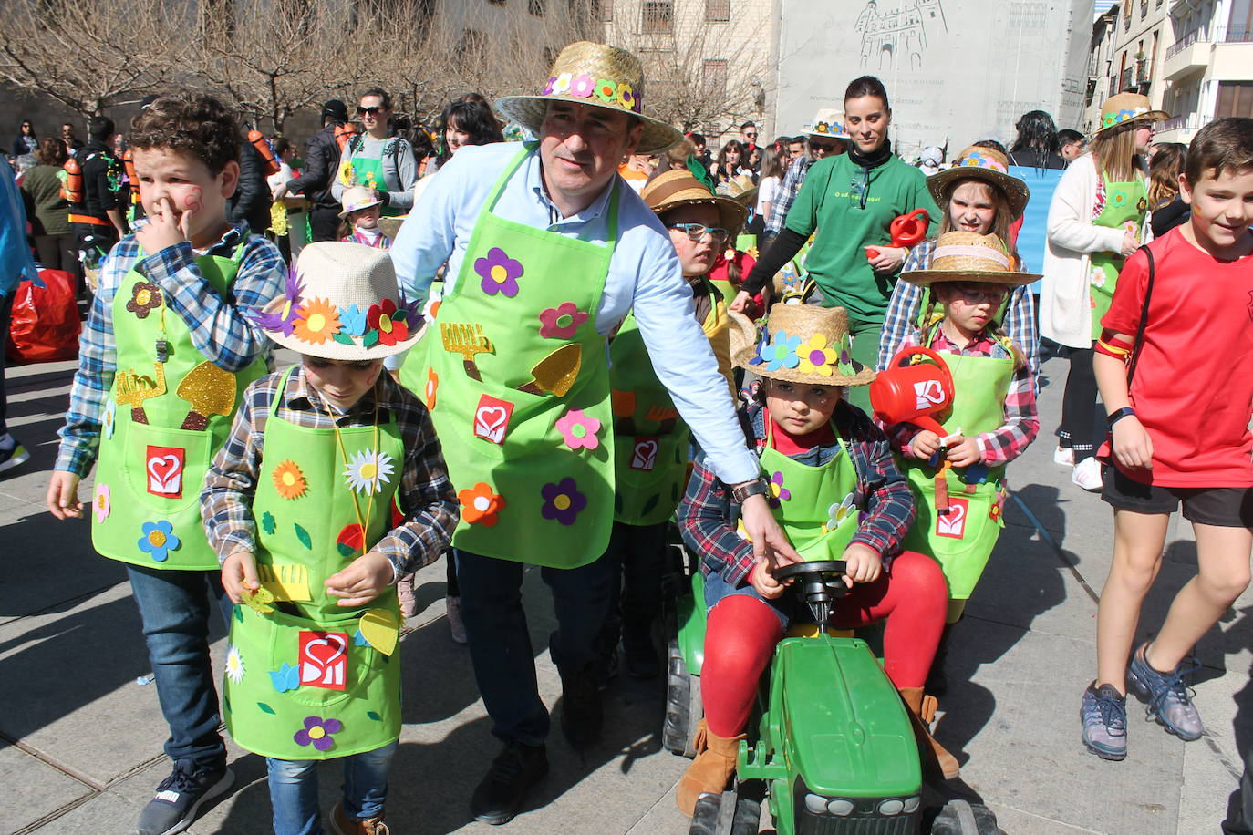 El pasacalles infantil de los colegios de la ciudad ha inundado de color y alegría la plaza de Santa María 