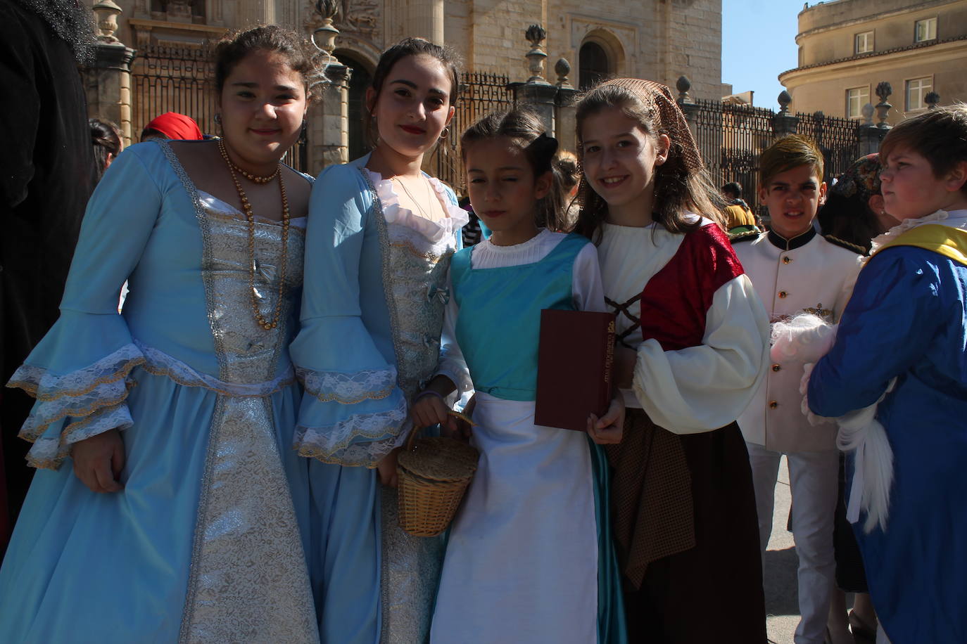 El pasacalles infantil de los colegios de la ciudad ha inundado de color y alegría la plaza de Santa María 