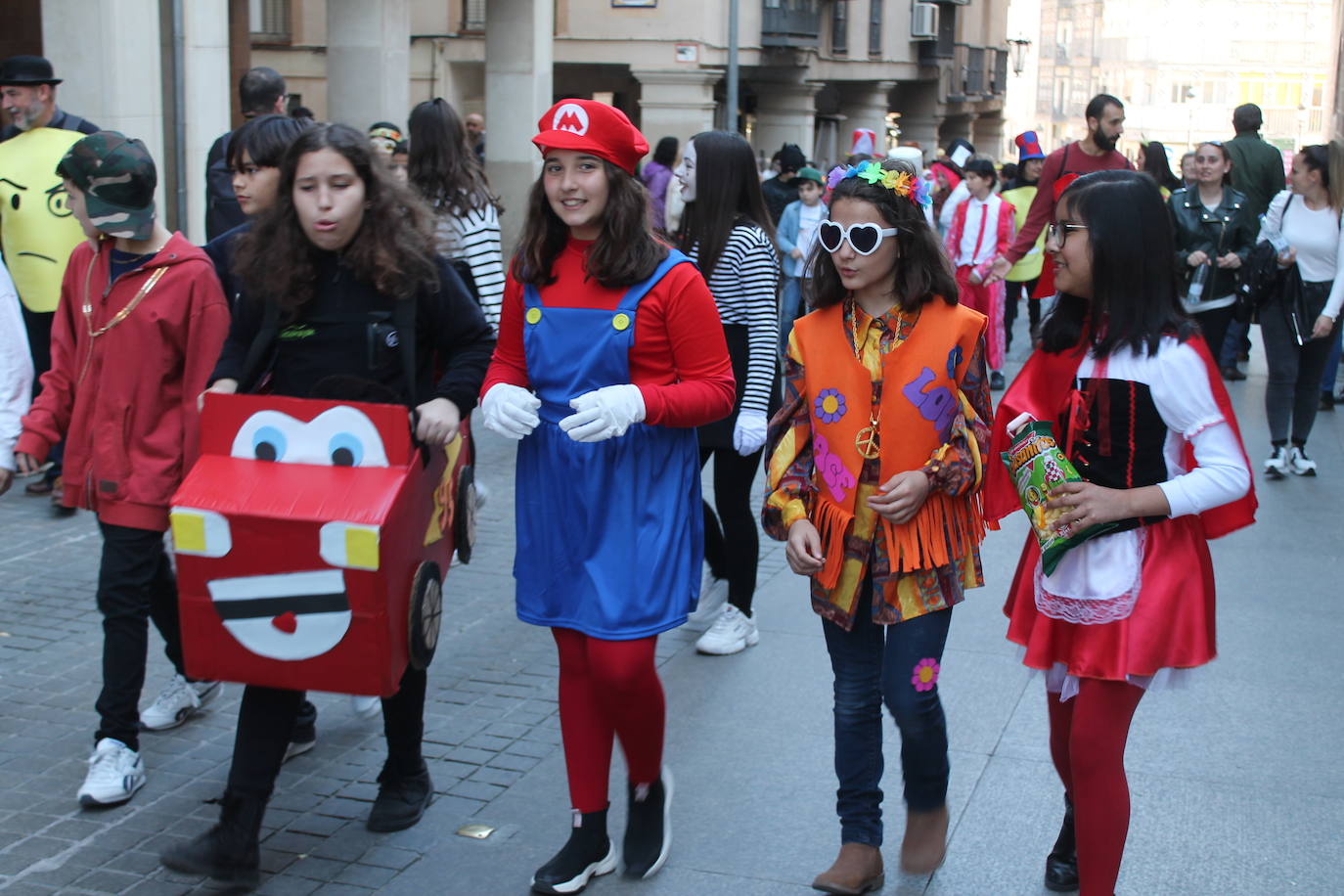 El pasacalles infantil de los colegios de la ciudad ha inundado de color y alegría la plaza de Santa María 