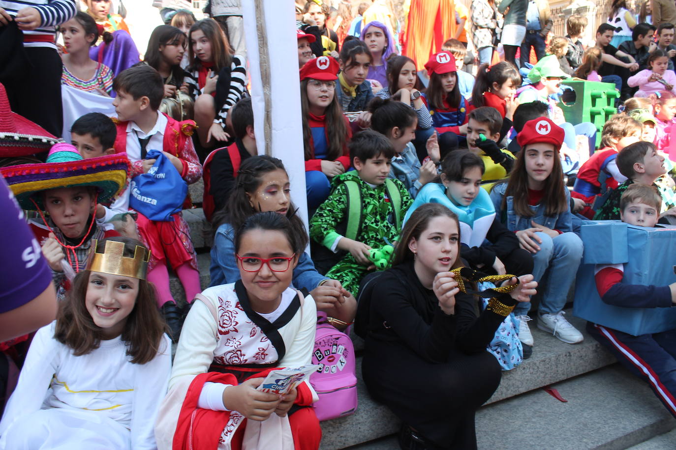 El pasacalles infantil de los colegios de la ciudad ha inundado de color y alegría la plaza de Santa María 
