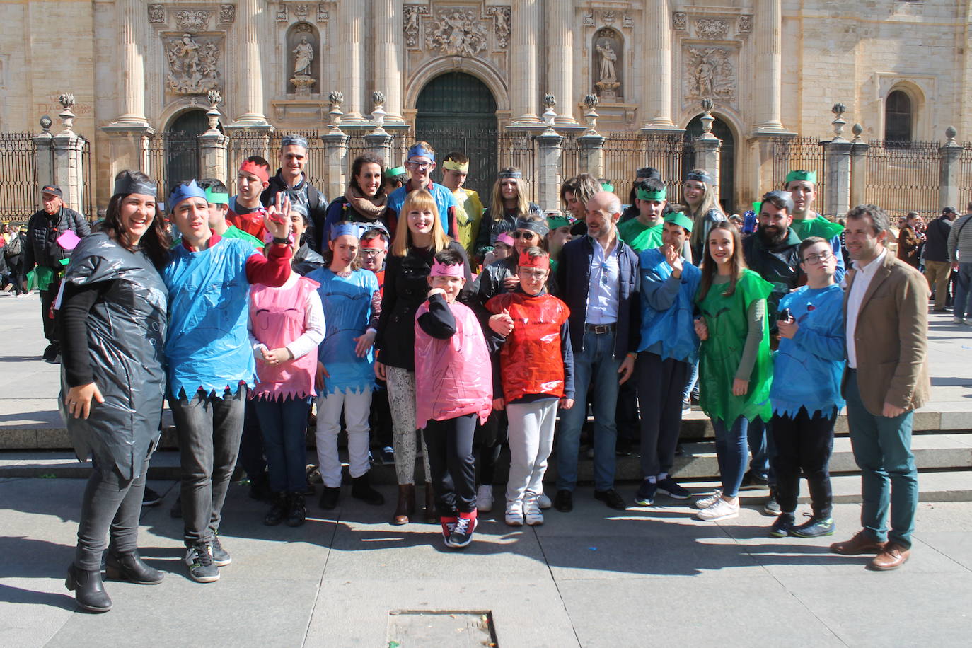 El pasacalles infantil de los colegios de la ciudad ha inundado de color y alegría la plaza de Santa María 