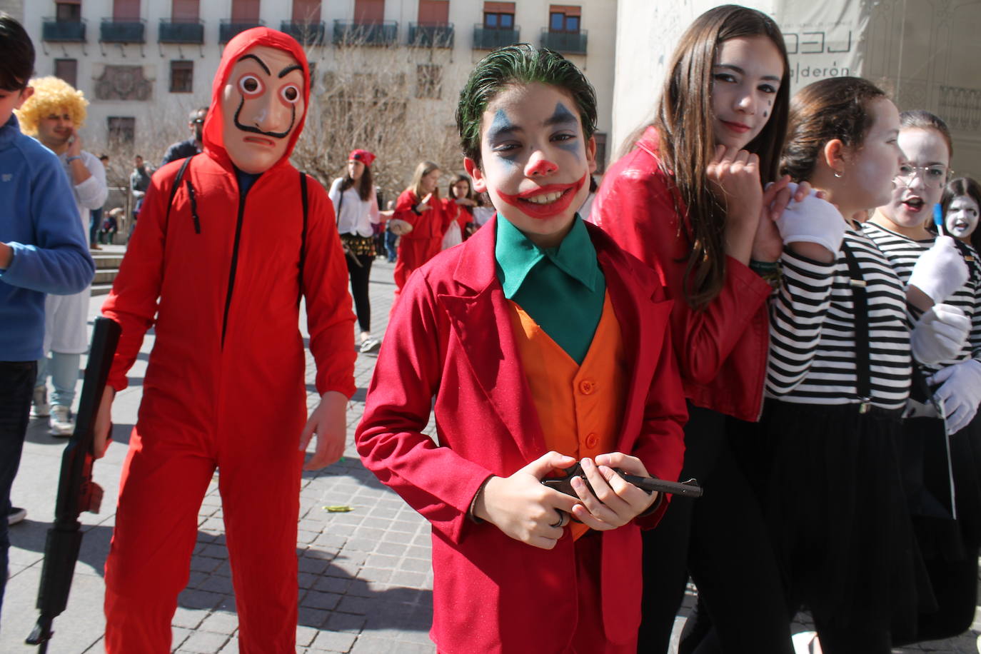 El pasacalles infantil de los colegios de la ciudad ha inundado de color y alegría la plaza de Santa María 
