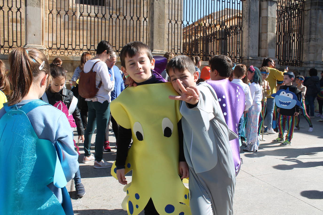 El pasacalles infantil de los colegios de la ciudad ha inundado de color y alegría la plaza de Santa María 