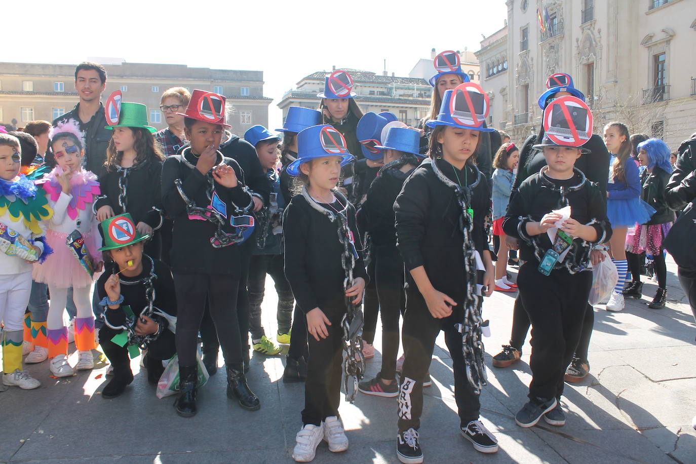 El pasacalles infantil de los colegios de la ciudad ha inundado de color y alegría la plaza de Santa María 
